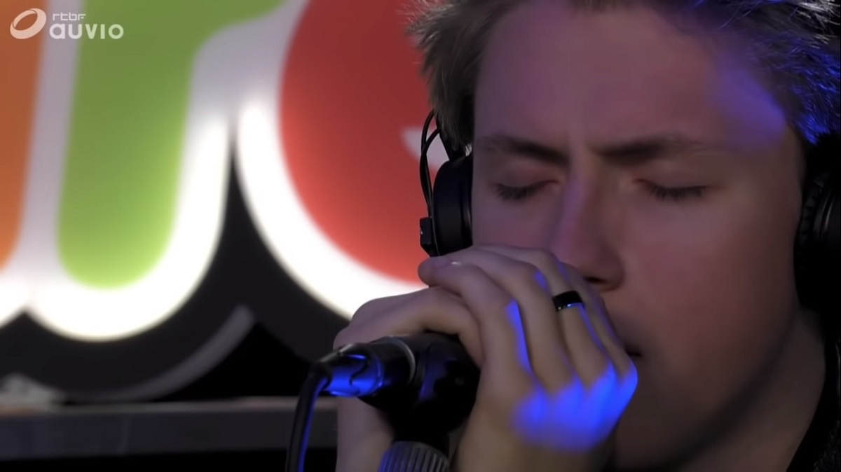  VÍDEO: Eliot cantou ‘Wake Up’ ao vivo pela primeira vez na televisão belga