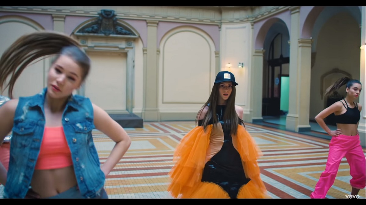VÍDEO: ‘Lay Low’, o primeiro single internacional de Roxie Węgiel (JESC 2018)