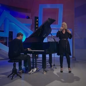  VÍDEO: Tamara interpreta versão acústica de ‘Proud’ ao vivo