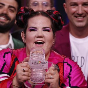 Netta será ‘piloto de avião’ no número de abertura da final da Eurovisão 2019