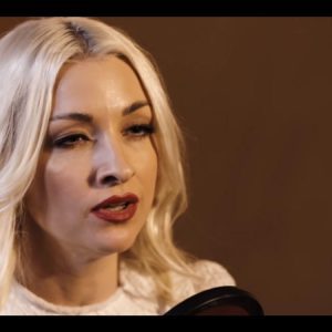 VÍDEO: Kate Miller-Heidke lançou versão acústica de ‘Zero Gravity’