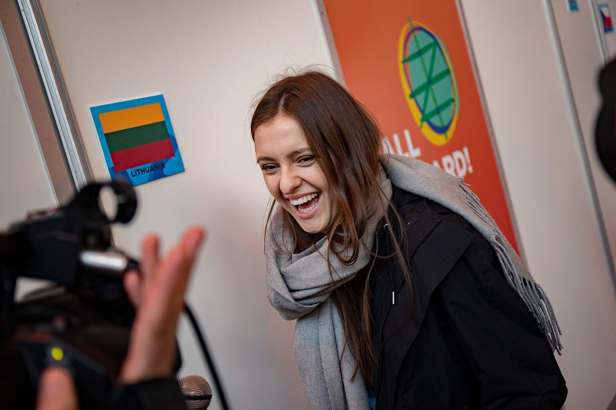  Ieva Zasimauskaitė entre os apresentadores do Eurovizijos Atranka (Lituânia)
