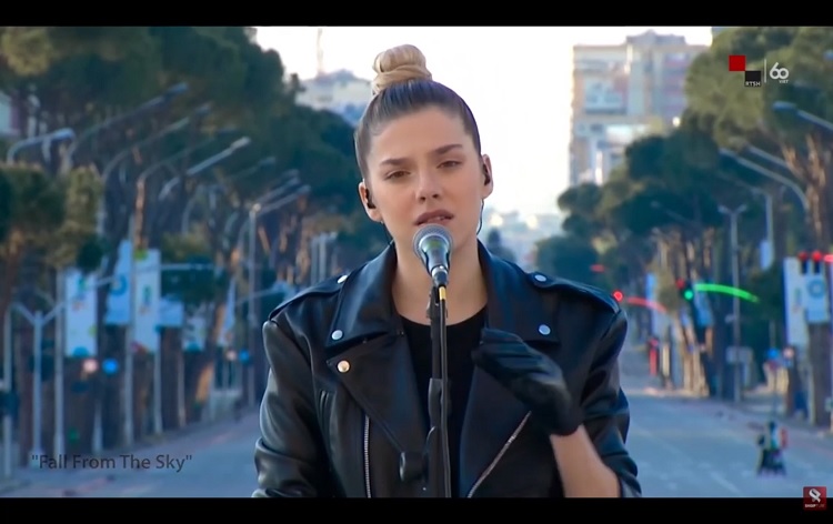  VÍDEO: Versão acústica ao vivo de ‘Fall From The Sky’, de Arilena Ara (Albânia/ESC 2020)