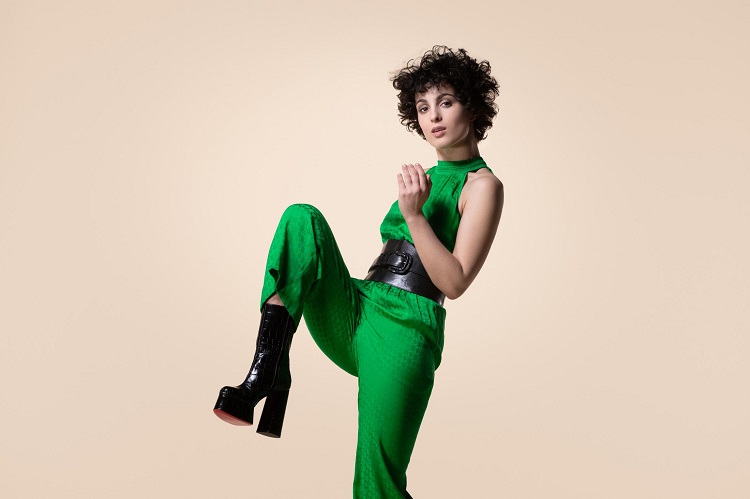 Barbara Pravi lança em agosto álbum de estreia, ‘On n’enferme pas les oiseaux’, incluindo o tema ‘Voilà’