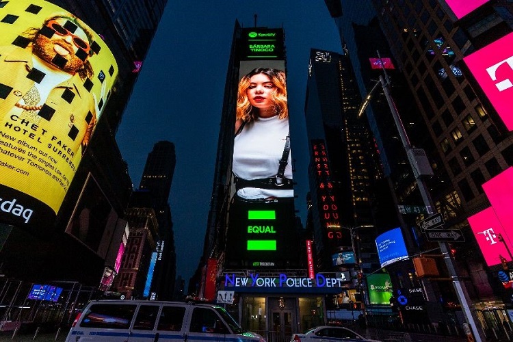  Bárbara Tinoco em destaque em Times Square através da campanha Equal Music
