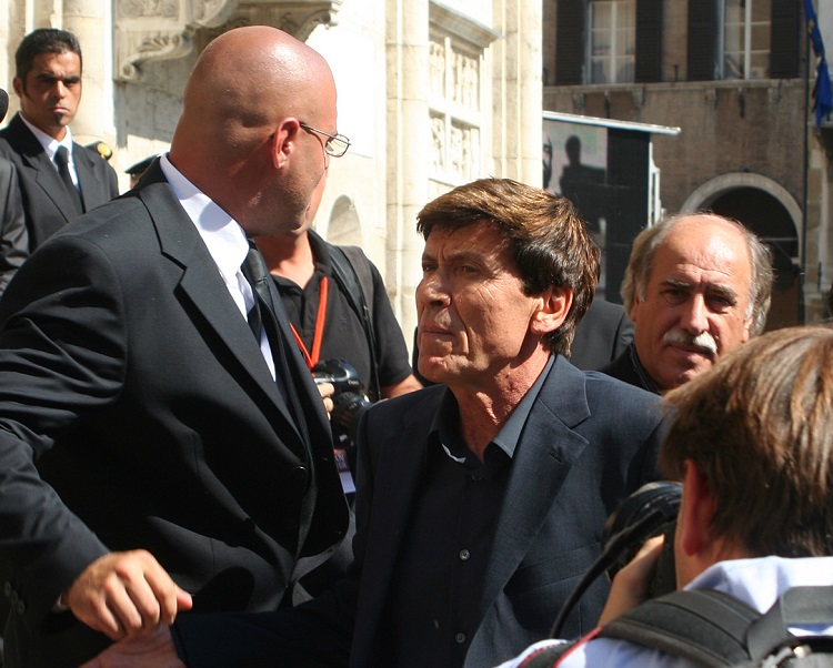  Gianni Morandi evita desclassificação do Festival de Sanremo 2022