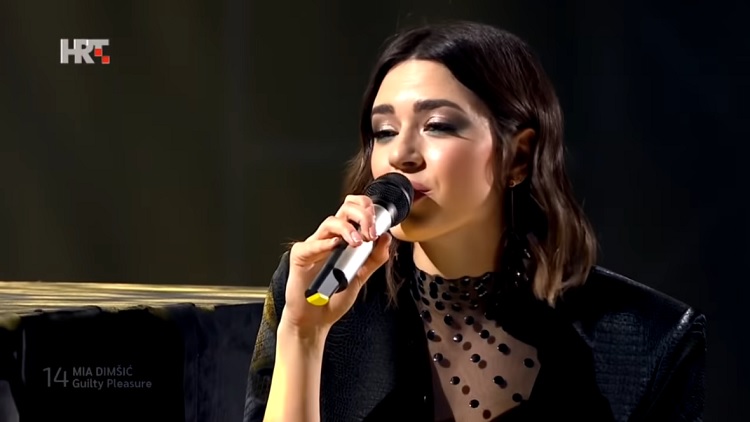  Mia Dimšić filmou videoclip oficial da canção da Croácia na Eurovisão 2022