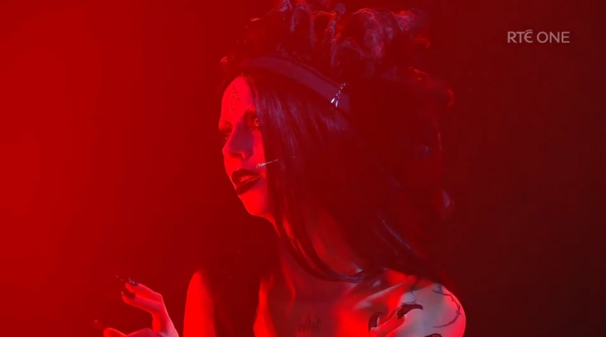  Bambie Thug escolhida para representar a Irlanda na Eurovisão 2024 com a canção ‘Doomsday Blue’